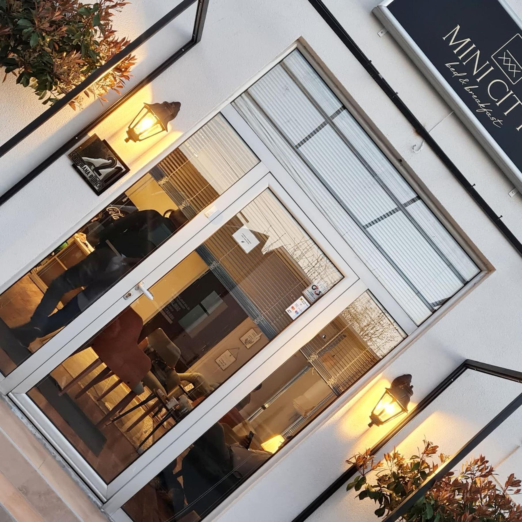 Minicity Inn Belgrado Buitenkant foto